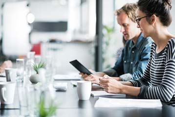 SUMAX SEO Mitarbeiter mit iPad SUMAX SEO Mitarbeiter mit iPad