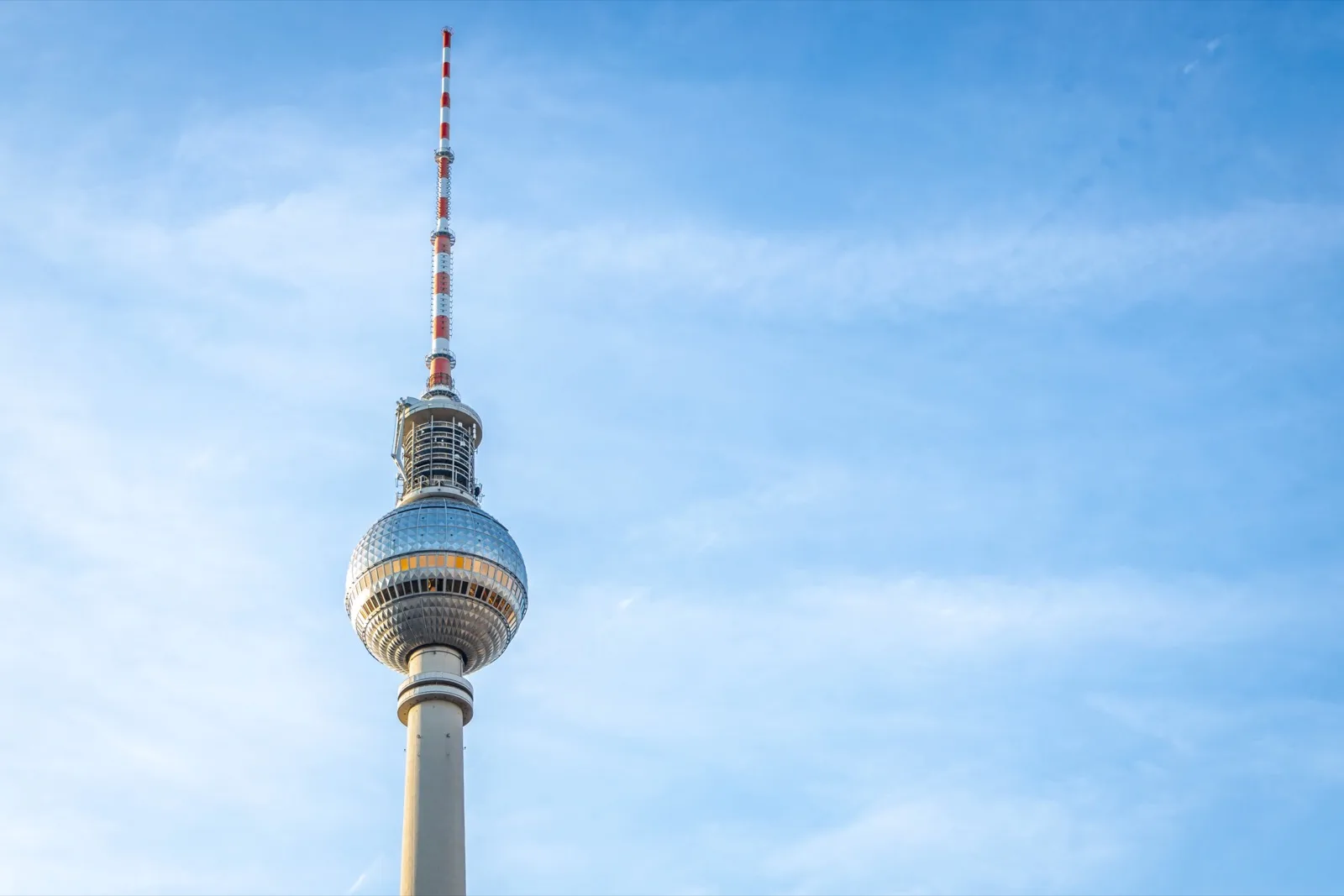 Berliner Fernsehturm vor blauem Himmel