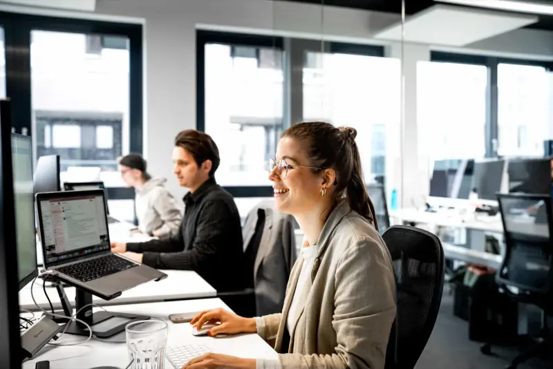 Mitarbeitende bei der Arbeit